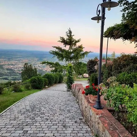 Апартаменти Romantic House On T Hills *